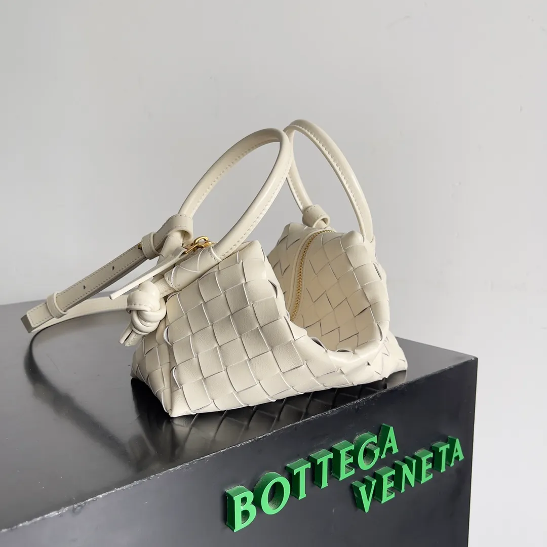 Batch 1360 BOTTEGA VENETA 2024 new loop is here! ! Many girls who like BV have owned the Loop bag. It has a simple appearance, classic weaving, and a compact and lightweight bag shape. This innovation continues the "camera bag" shape. Unlike the traditional Loop bag, which can only be worn as a crossbody bag, this innovation It can be carried by hand or cross-body, satisfying both the concave shape and daily needs. The oversized buckle can be folded and used as a handle. The sultry heat in summer ☀️ usually reduces people's desires. Having a lightweight bag will greatly enhance the happiness of traveling🫧 Style number: 796615 Size: 19*12*9cm